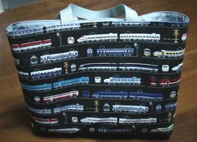 un tote bag de motif train