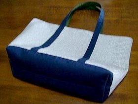 un tote bag (rayé)