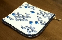 curved zipper pouch