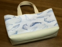 un tote bag de motif baleine