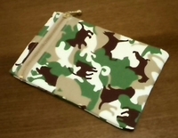 une pochette de motif camouflage