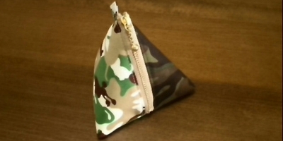 une pochette berlingot de motif camouflage