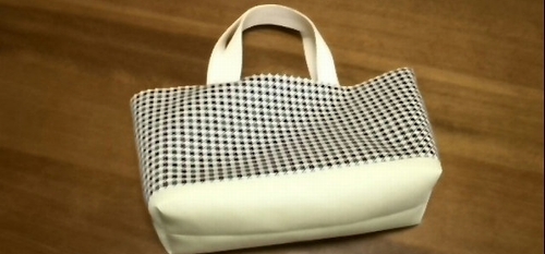 un tote bag de motif pied-de-poule